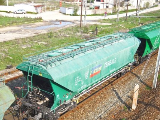 Un vagon cu cereale a luat foc, la Dorobanţu